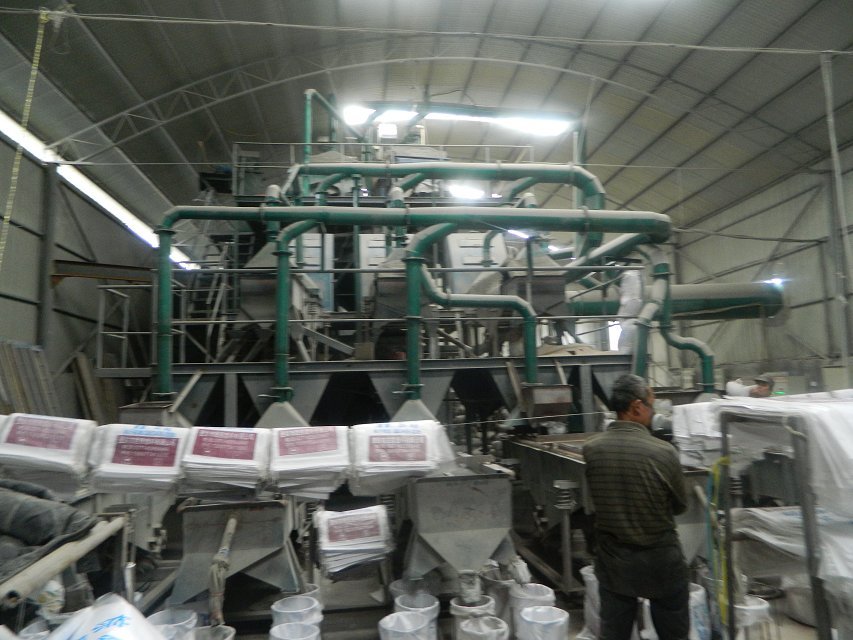 篩分機(jī)裝袋現(xiàn)場 篩分機(jī)裝袋現(xiàn)場